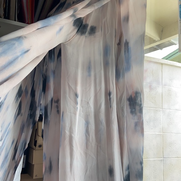 Young, fabulous and broke - Picture 3 of 12